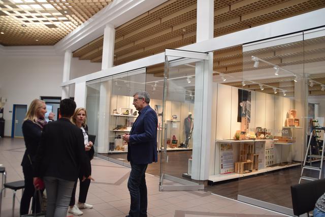 Hausherr Günther Schwazer mit seinen Seminargästen vor den "Übungs-Shops" der TFBS Landeck. | Foto: Siegele
