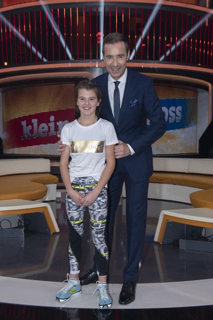 „Klein gegen Groß“: Angiolina aus Pians mit Moderator Kai Pflaume.