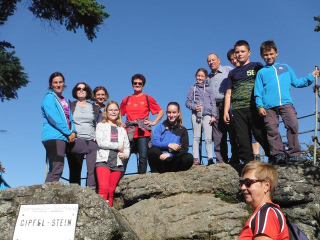 Über den Gipfelstein, mit der atemberaubenden Fernsicht, ging es zum Brandstetterkogel inklusive Einkehr in die Hütte.  | Foto: Alpenverein Enns