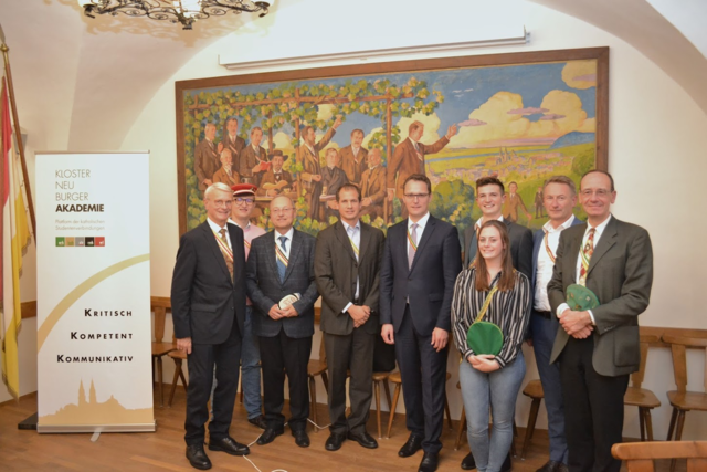 Vortragender Kern mit den Vertreterinnen und Vertretern der katholischen Studentenverbindungen
v.l.n.r.: Herbert Gmoser, Florian Maier, Herbert Maier, Christian Rohringer, Reinhard Kern (Hagelversicherung), Benjamin Hohenberger, Gloria Eder, Wolfgang Maier, Martin Müller-Fembeck