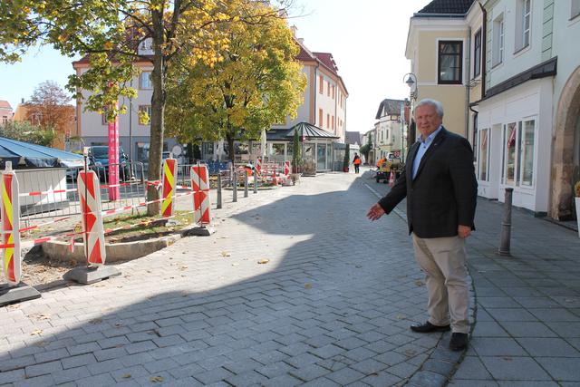 <f>Die Stadt attraktiviert</f> um 39.000 € den Holzplatz. Bürgermeister Herbert Osterbauer bei der Baustellen-Inspektion.