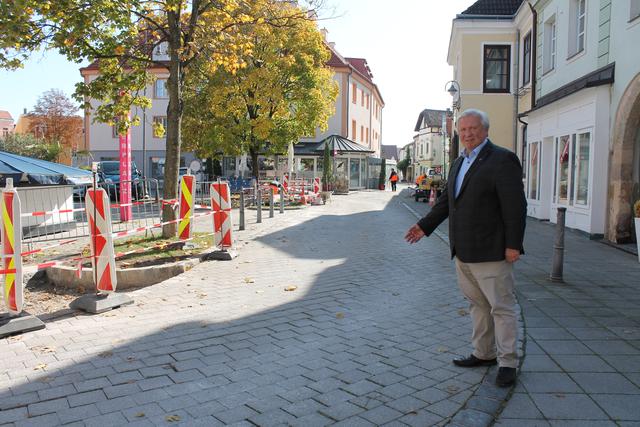 &lt;f&gt;Die Stadt attraktiviert&lt;/f&gt; um 39.000 € den Holzplatz. Bürgermeister Herbert Osterbauer bei der Baustellen-Inspektion. | Foto: Susanne Kohn/Stadtgemeinde Neunkirchen