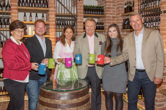 Freuten sich gemeinsam mit dem neuen Bierwirt des Jahres: Wirtshausführer-Herausgeberin Renate Wagner-Wittula, Bierwirt Wolfgang Drescher, die Stiegl-Eigentümer Alessandra und Heinrich Dieter Kiener, Julia Halwax (Restaurant Alte Schmiede) und Wirtshausführer-Herausgeber Klaus Egle (v.l.)