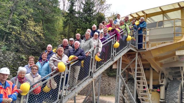 Die Kapellner Senioren besichtigten das Schaubergwerk mit dem ehemaligem Mannschaftszug „Katl“. | Foto: Gölß