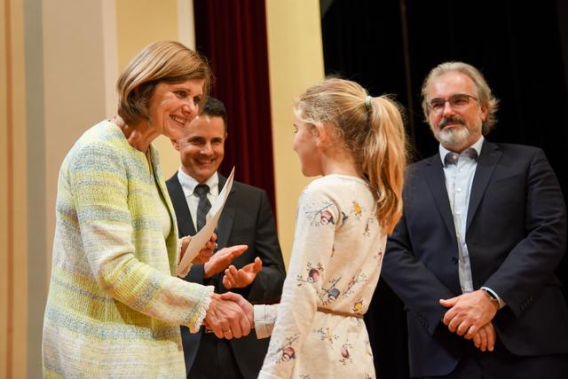 Landesrätin Barbara Schöbi-Fink gratulierte den stolzen TeilnehmerInnen an der Kinderuni