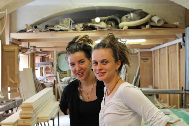 Marie Janitschek und Alma van den Donk werden in der WerkStadt von Philipp Cibulka im 5. Bezirk zu Tischlerinnen ausgebildet. | Foto: Sprungbrett