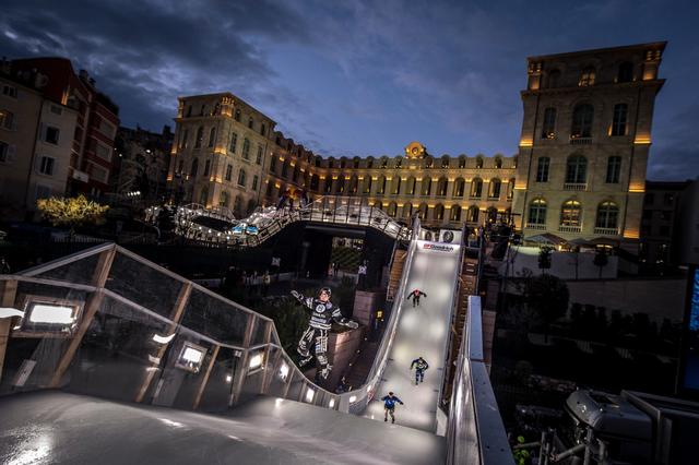 Die einzelnen Events der Sportart Crashed Ice finden an spektakulären Austragungsstätten weltweit statt. | Foto: Red Bull Content Pool