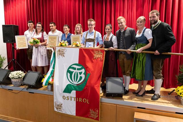 Verleihung der Wanderfahne: vlnr: Andreas Duregger und Johanna Kollnig aus Gaimberg, Philipp Stadler und Melanie Huber aus Thurn, Kristina Wiedemair und Christoph Walder aus Innervillgraten, Landesleiterin Stellvertreterin Martina Kolb und Landesobmann Dominik Traxl und die Bezirkobleute Manuela Leiter und Simon Staller.