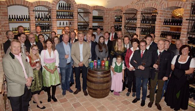 Die Stiegl-Eigentümerfamilie Heinrich Dieter Kiener (li. außen) und Alessandra Kiener (3. v.li, 1. Reihe) begrüßten die frisch gebackenen "Bierwirte des Jahres 2020" in der Stiegl-Brauwelt bei der Verleihung der begehrten Auszeichnungen.