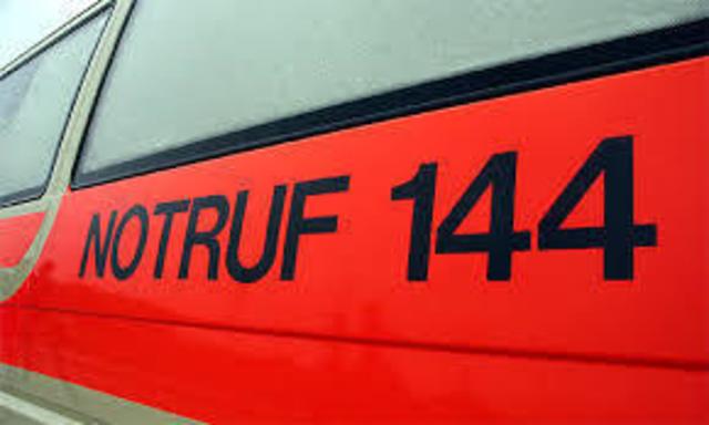 Die Rettung brachte eine schwer verletzte 55-Jährige ins Krankenhaus.