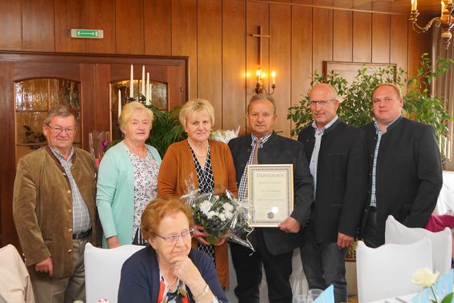 Für den Seniorenbund gratulierten zum siebzigsten Wiegenfest Franz Redlinghofer und Anna Schuster der beliebten Heurigenwirtin Barbara Korntheuer, Gatte Leopold, ebenso wie Kammerobmann-Stellvertreter Anton Kaiblinger und Hannes Schuster für den Bauernbund. | Foto: Higer