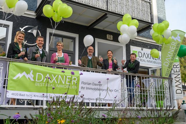Das Team von Florian Daxner bei der Büroeröffnung von Best Real Immobilien in Bad Ischl.