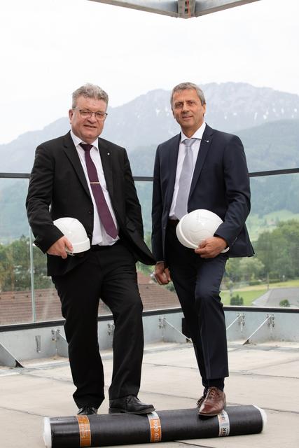 Die Geschäftsleiter der Raiffeisenbank Region Kirchdorf  Christian Hager (li.) und Georg Wagenleitner. | Foto: Raiffeisenbank Region Kirchdorf