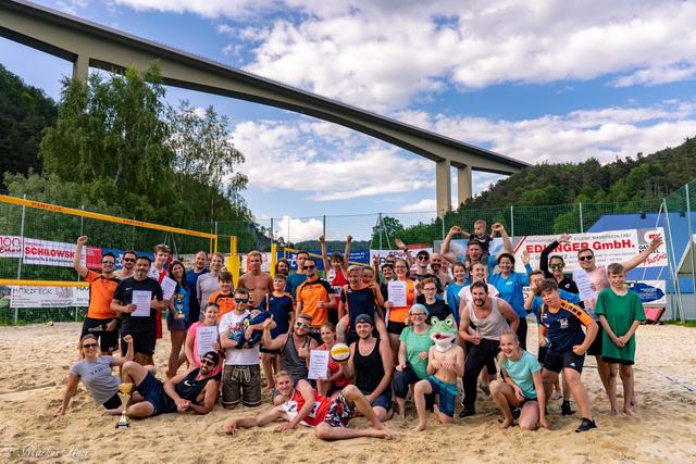 Jubel unterm Brückenbogen: die BVC-Sportler nach einem erfolgreichen Jugendturnier. | Foto: BVC Schottwien