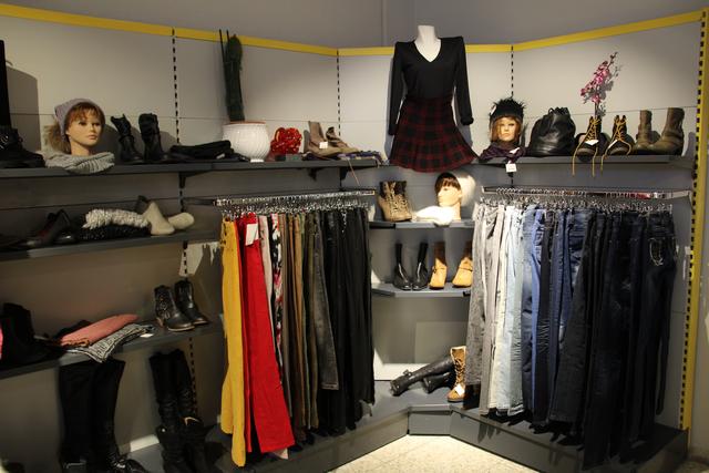 Im Volkshilfe Shop in Schärding gibt's neben Kleidung, Schuhen und Taschen auch Bücher, Spielzeug, Geschirr und Möbel.