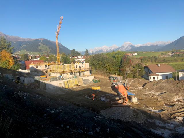 Das derzeit umstrittenste Bauprojekt im Mittelgebirge: Die Wohnanlage "Hintermetzentaler" im Osten von Axams sorgt seit langem für heftige Diskussionen.
