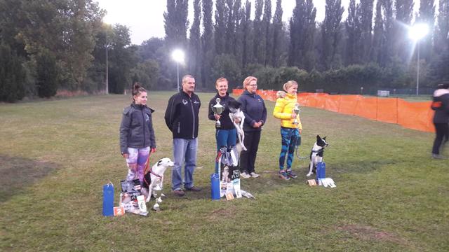 Umflankt von WM-Starten mit ebenfalls tollen Leistungen fällt Ericson das Lachen leicht. Der Hund sträubt sich ein wenig bei der Siegerehrung.