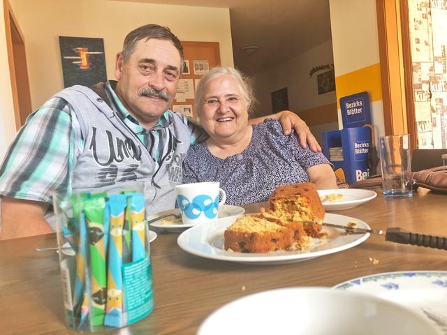 Neulich bei uns auf Redaktionsbesuch: Hazel Rose und ihr sie über alles liebender Göttergatte Josef Lankmayer.
