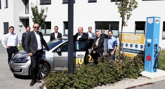 Freuen sich über den neue Service beim S-Centrum in Mautern: Benjamin Braun, Michael Tüchler, Stefan Röglsperger, Christian Hager, Hansjörg Henneis, Paul Birngruber, Thomas Riedl, Günter Mayer, Martin Hofbauer
