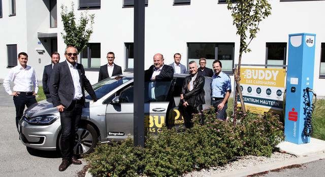 Freuen sich über den neue Service beim S-Centrum in Mautern: Benjamin Braun, Michael Tüchler, Stefan Röglsperger, Christian Hager, Hansjörg Henneis, Paul Birngruber, Thomas Riedl, Günter Mayer, Martin Hofbauer  | Foto: Kremser Bank