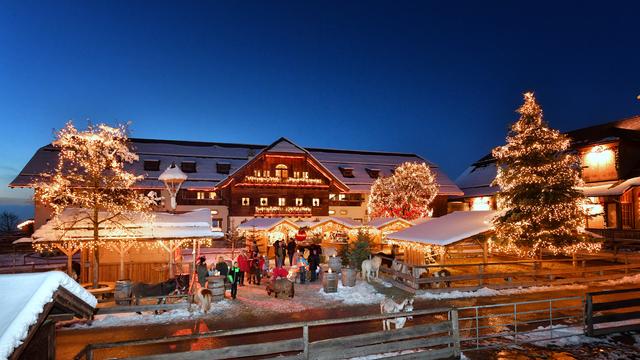 Der Weihnachtsmarkt auf Gut Aiderbichl Henndorf bietet ein einzigartiges Ambiente