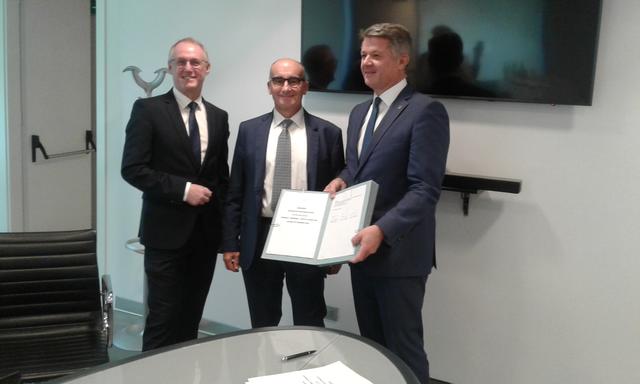Die TINETZ-Geschäftsführer Thomas Trattler (l.) und Thomas Rieder (r.) unterzeichneten in Rom gemeinsam mit Michi Luigi (TERNA) die Verträge für die Wiederherstellung der Stromverbindung am Brenner.  | Foto: TINETZ