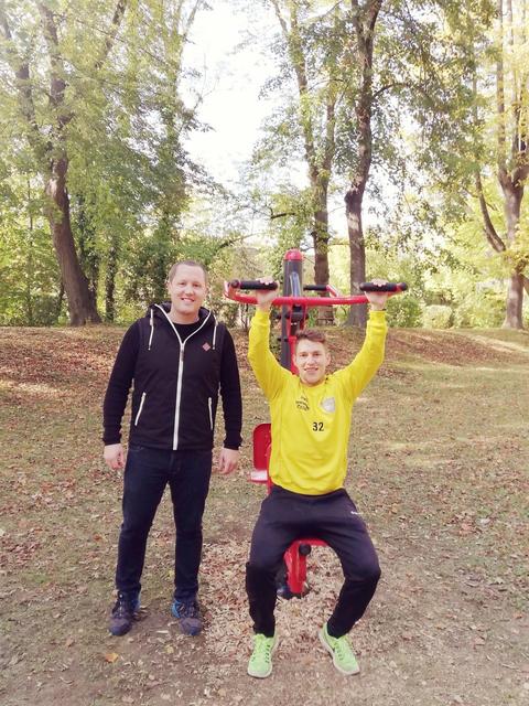 Roman Frühberger als Projektinitiator und Peter Schließelberger trainiert regelmäßig im Park auf den Geräten
