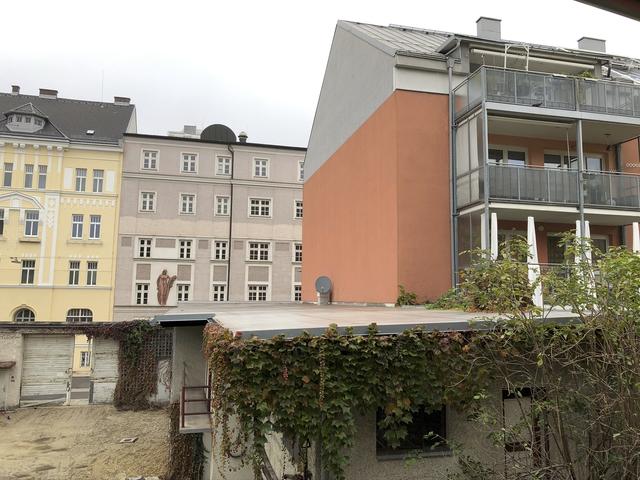 Gleich hoch wie das Haus gegenüber und um einen Meter tiefer als das Nachbarhaus soll das "Palais Sonnenstein" werden.