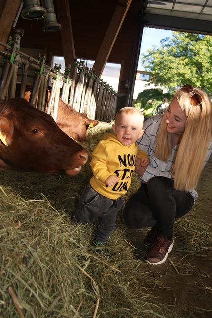 Keine Berührungsängste: der kleine Maximilian Ebner mit seiner Mama. | Foto: Eike Krenslehner