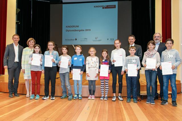Lachende Kindergesichter bei der Diplomübergabe