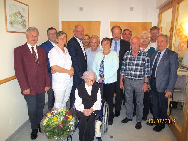 Im Mittelpunkt: Jubilarin Anna Wailand stammt aus Wallendorf und lebt seit fünf Jahren im Pflegeheim Limbach. | Foto: Hilfswerk