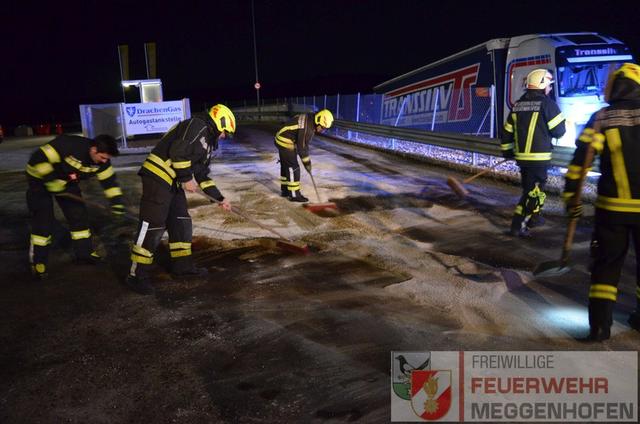 Die Kameraden der FFs Meggenhofen und Wilhelmsberg konnten den ausgetretenen Treibstoff rasch binden. | Foto: FF Meggenhofen