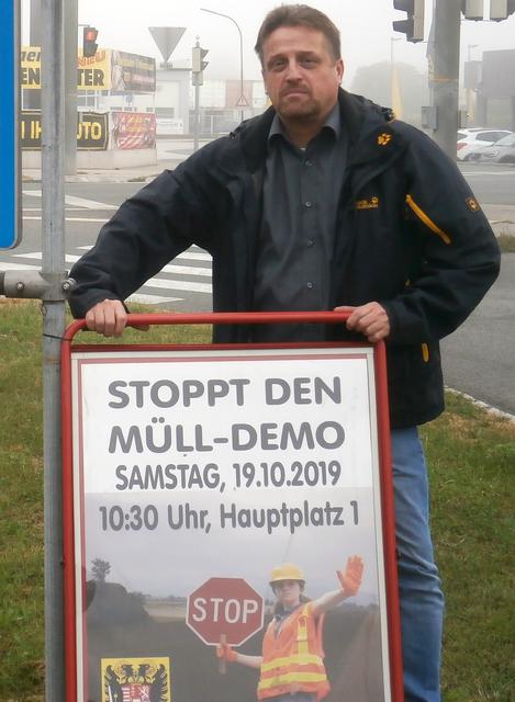+++ DEMONSTRATION am Samstag, den 19. Oktober 2019 Beginn um 10:30 Uhr am Hauptplatz in Theresienfeld +++
FPÖ Gemeinderat Walter Gall: "Bei diesem Projekt geht es um die Zukunft von Theresienfeld und um die Zukunft einer ganzen Region! Sollte dieses Projekt bewilligt und in Betrieb genommen werden, so würde das einen massiven Eingriff in unsere Lebensqualität auf Jahrzehnte zur Folge haben. Es würde zu massiven Wertminderungen  unserer Häuser, Grundstücke, Wohnungen etc. führen. Unter anderen ist auch die Biolandwirtschaft in Theresienfeld in Gefahr!"