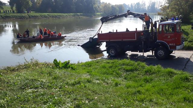 Das gesunkene Auto wurde mittels Seilwinde und Kran geborgen.