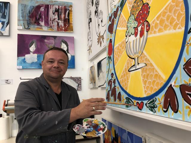 Der Künstler Thomas Selinger in Action in seinem Atelier im Andräviertel, wo er wochentags arbeitet. 