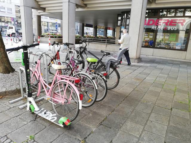 Der kleine Radständer hält dem Andrang oft nicht stand. | Foto: privat