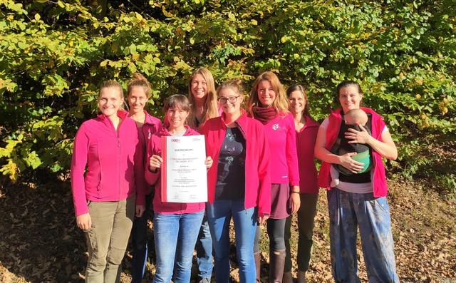 Jubel bei Anna Oblasser-Mirtl (2.R.Mitte) und ihrem AnimalTrainingCenter-Team über Platz zwei der Unternehmerin des Jahres.
