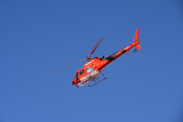 Eine Frau (65) kam gestern, am Dienstag, mit dem Auto vom Güterweg Zöllner (Rauris) ab und stürzte 65 Meter in die Tiefe. Die Feuerwehr musste sie aus dem Geländewagen bergen. | Foto: BBL