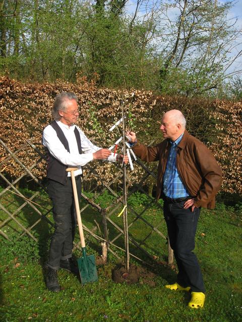 Ein Bild aus dem Jahr 2012: Valentin Hauser (rechts) überreichte Peter Handke zu dessen 70. Geburtstag in Paris einen Apfelbaum