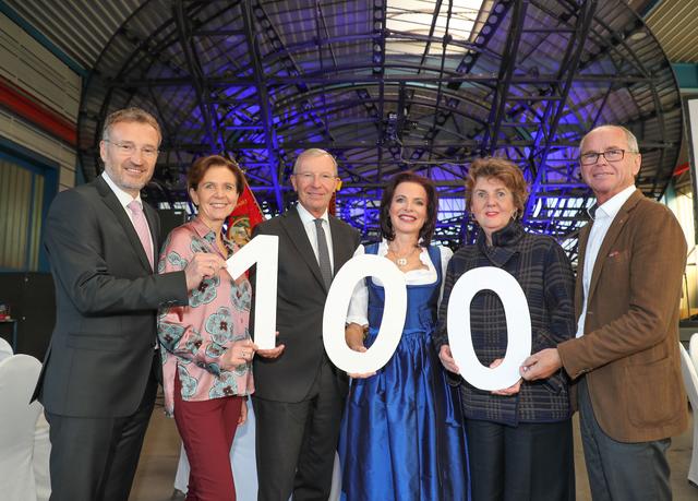 Bei der 100-Jahr-Jubiläumsfeier von Stahlbau Ziegler gratulierten: Manfred Rosenstatter (Präsident Wirtschaftskammer Salzburg), Landtagspräsidentin Brigitta Pallauf, Landeshauptmann Wilfried Haslauer, Elisabeth Kislinger-Ziegler (Eigentümerin Stahlbau Ziegler), Festspielpräsidentin Helga Rabl-Stadler und Landeshauptmann-Stv. Christian Stöckl.