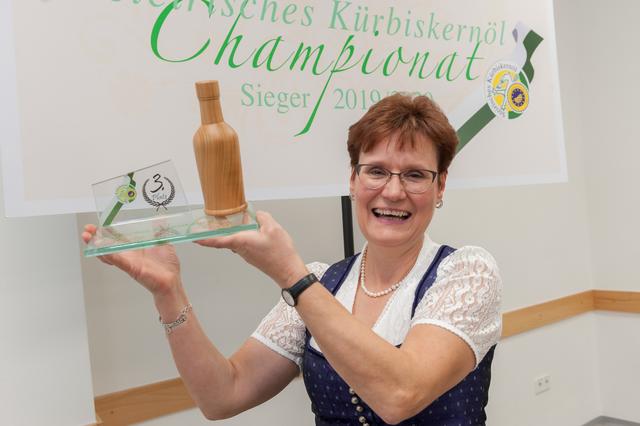 Elisabeth Thaller mit der Kürbiskernöl-Trophäe.