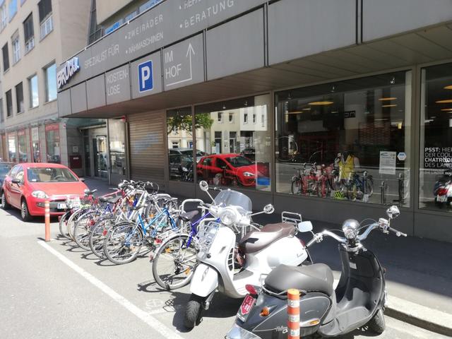 Wer mit dem Rad zum Radsportgeschäft Brückl will, findet oft keinen Platz mehr. | Foto: privat