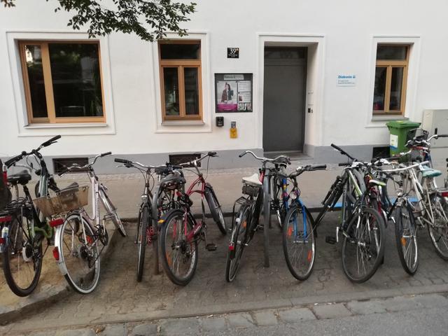 Der Radständer in der Starhembergstraße 39 ist hoffnungslos überfüllt. | Foto: privat