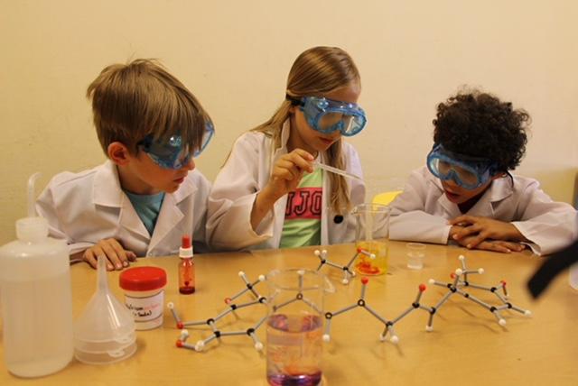 Weil Experimentieren Spaß macht: Die Talente-Samstage finden an mehreren Schulen im Bezirk statt.