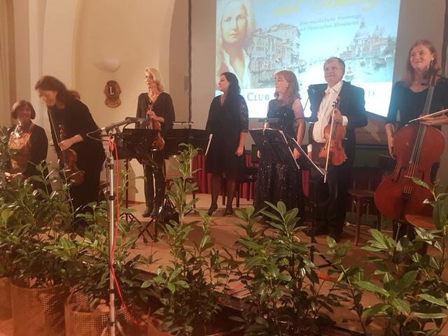 Die brillanten Künstler des Abends: v. l. Judith Loy, Paula Rahbari, Silvia Reiß, Viktoria Baumholzer, Bernadette Eliskases-Tuzar, Reinhold Rieger, Ele Schöfmann