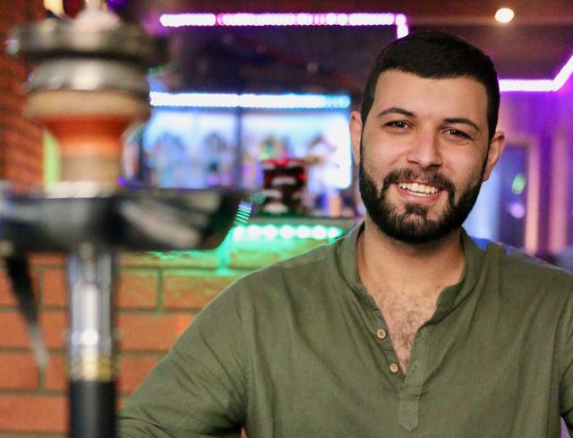 Juan Abdallah betreibt eine Shisha-Bar in Braunau. Am 1. November wird er – sollte nicht noch eine Ausnahmegenehmigung kommen – sein Lokal schließen.  | Foto: Höllbacher