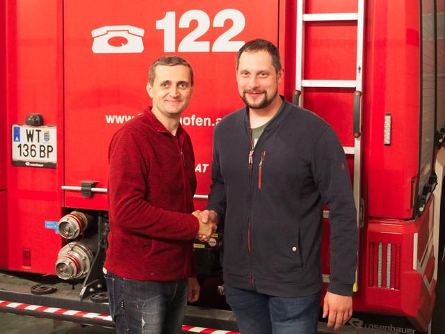 Kommandant Christian Bartl begrüßt Gerald Schlüter-Polt in den Reihen der Freiwilligen Feuerwehr Waidhofen. | Foto: FF Waidhofen