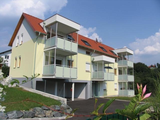 Zur Verfügung und sofort beziehbar stehen hier derzeit die zwei 3-Zimmer-Wohnungen im Dachgeschoss mit einer Wohnnutzfläche von jeweils rd. 82 m2