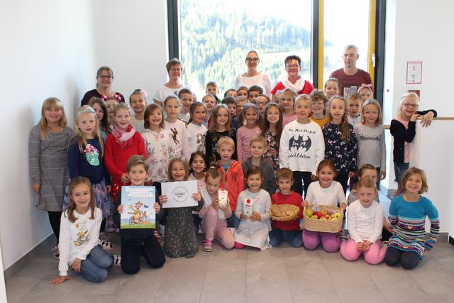 Tamsweger Bäuerinnen mit den Klassenlehren Andrea Pertl-Jäger und Walter Wieland und Schülerinnen und Schüler.