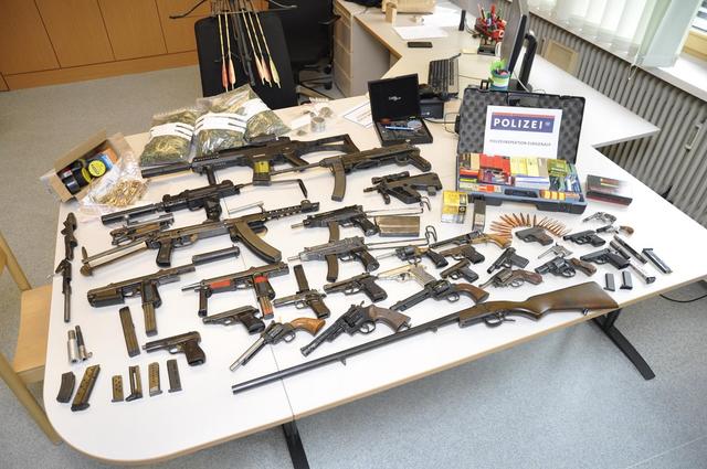 Dieses Archivbild zeigt das Waffenarsenal, das im Mai im Lechtal sichergestellt wurde.